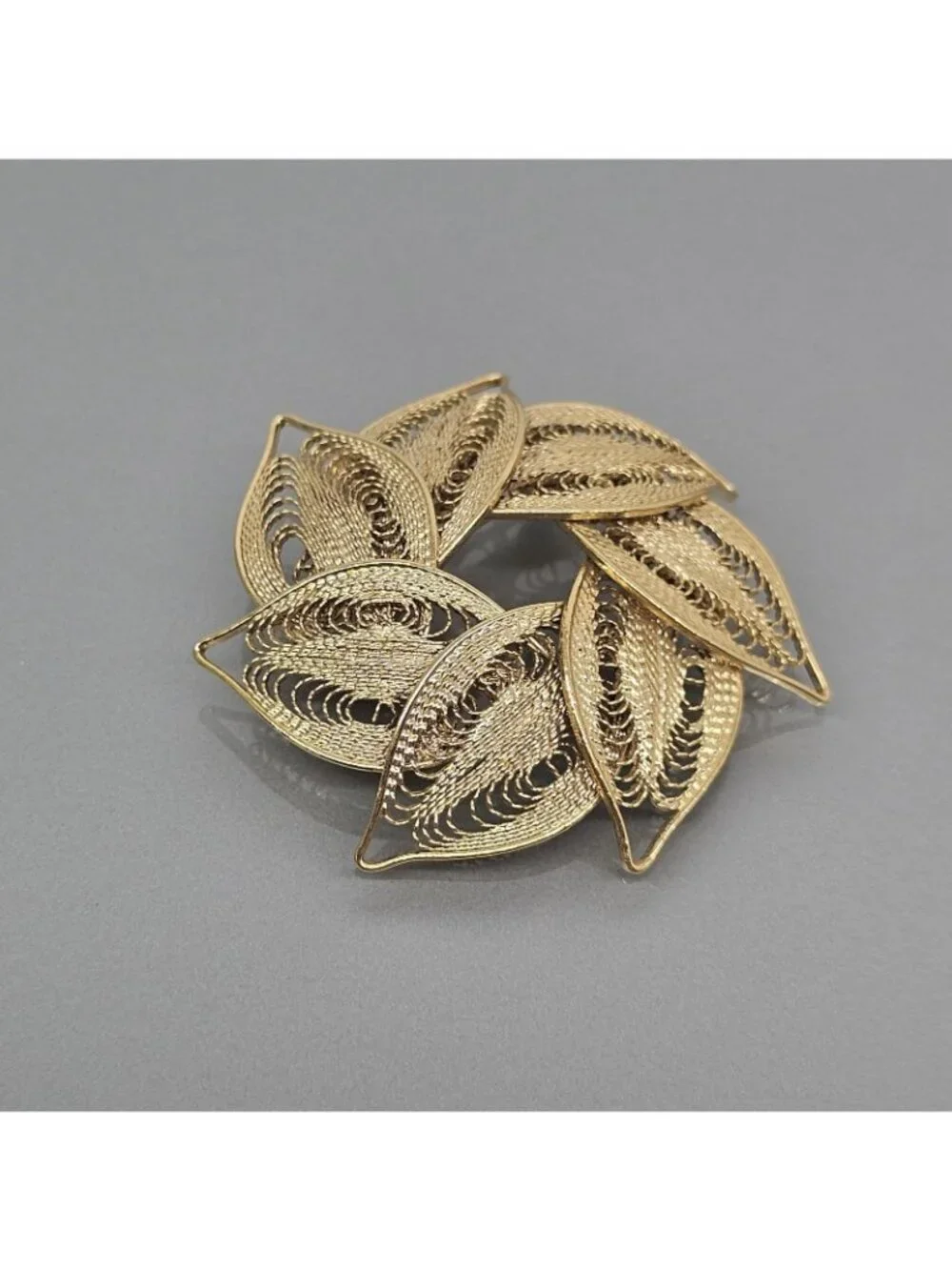 Filigree Leaf Wreath Brooch Layered Dimensional Gold Tone Open Work Vintage 2